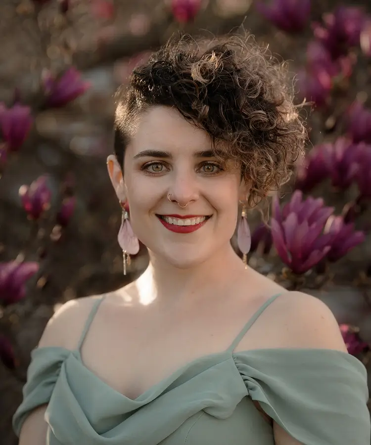 Photo of alumna Laura Reed, who graduated with a degree in Art.