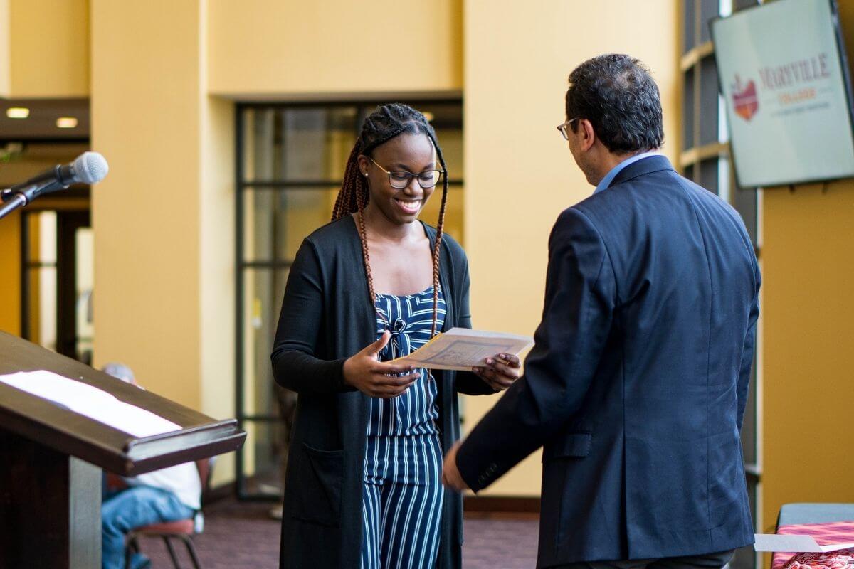 Photo of Nelida Djassi receiving award