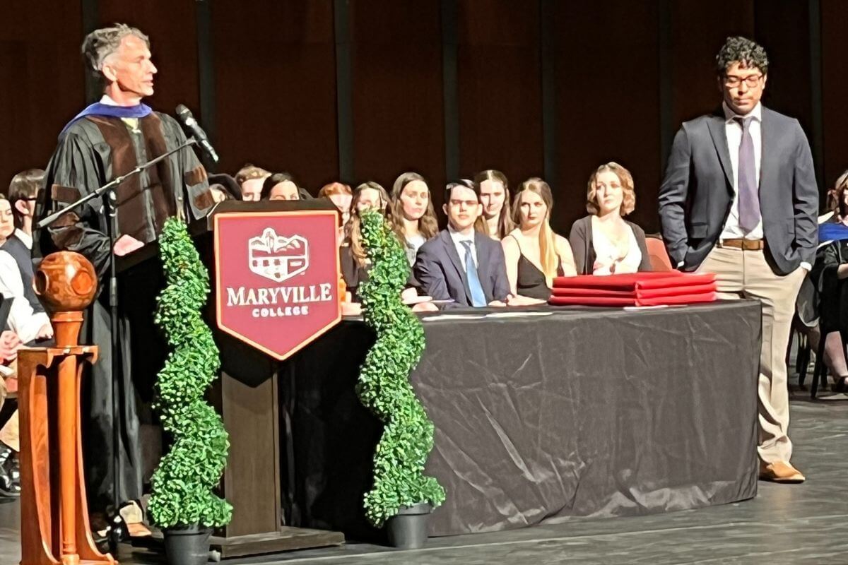 Photo of Dr. Jeff Bay introducing student