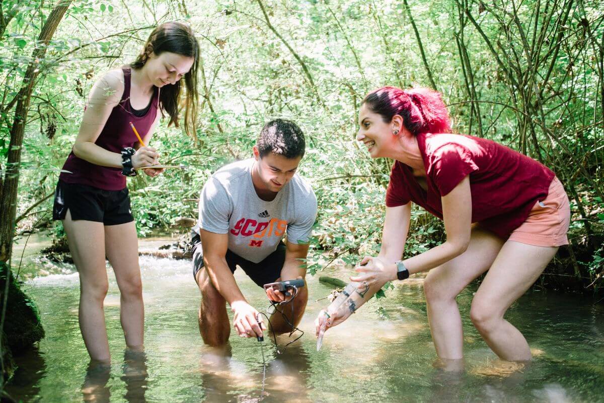 Photo of Dr. Joy Buongiorno with two students in Duncan Branch