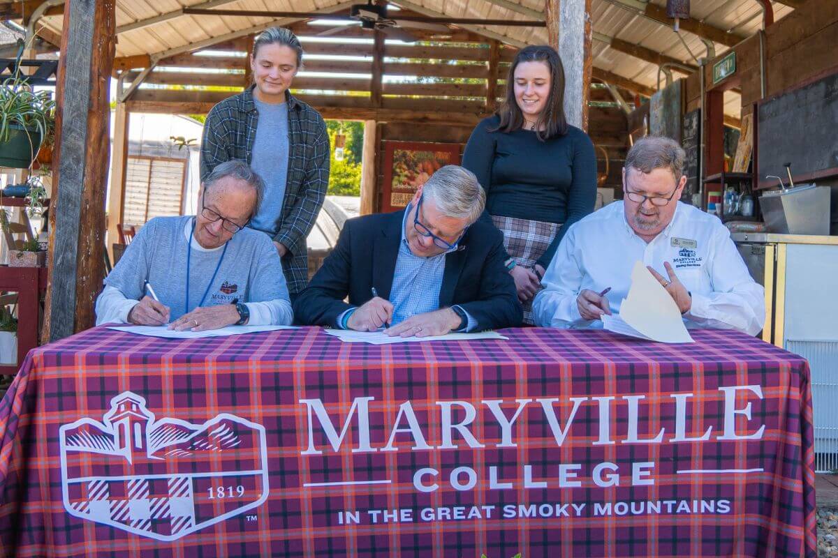 Photo of memorandum of understanding signing ceremony