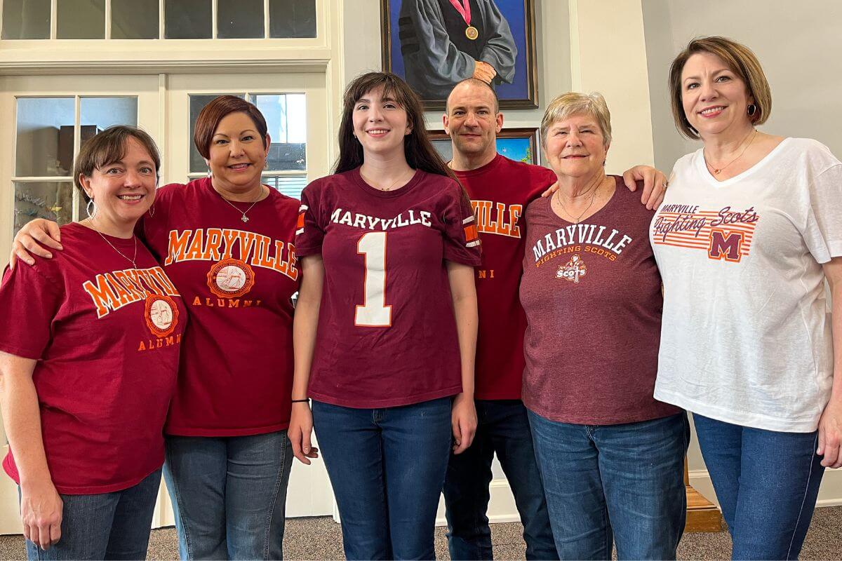 Photo of Maryville College legacy student Alex Yalove with her family members on Move-In Day 2023.