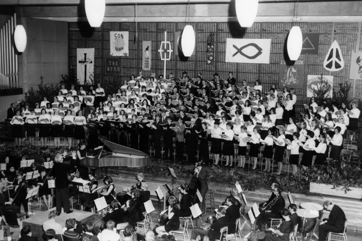 Photo of assembled "Messiah" ensembles in 1969.