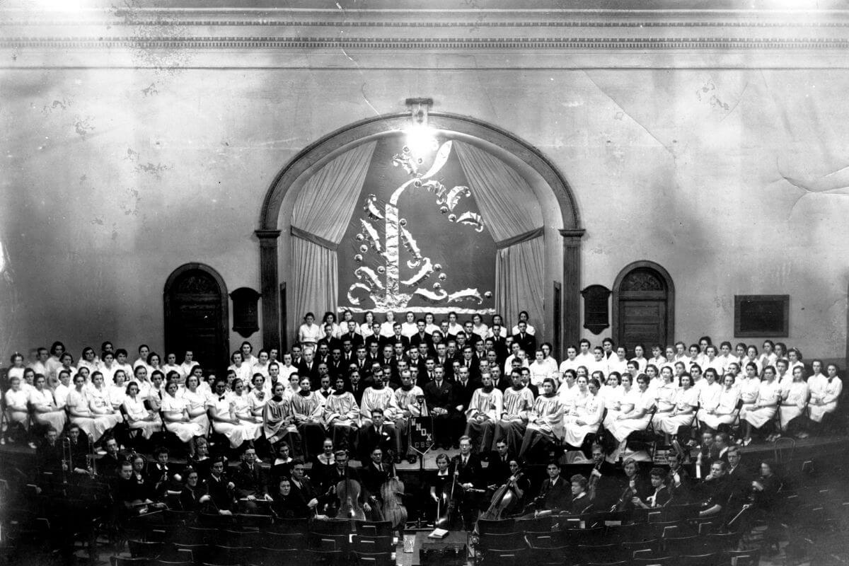 Photo of the 1939 ensembles performing "Messiah" at Maryville College