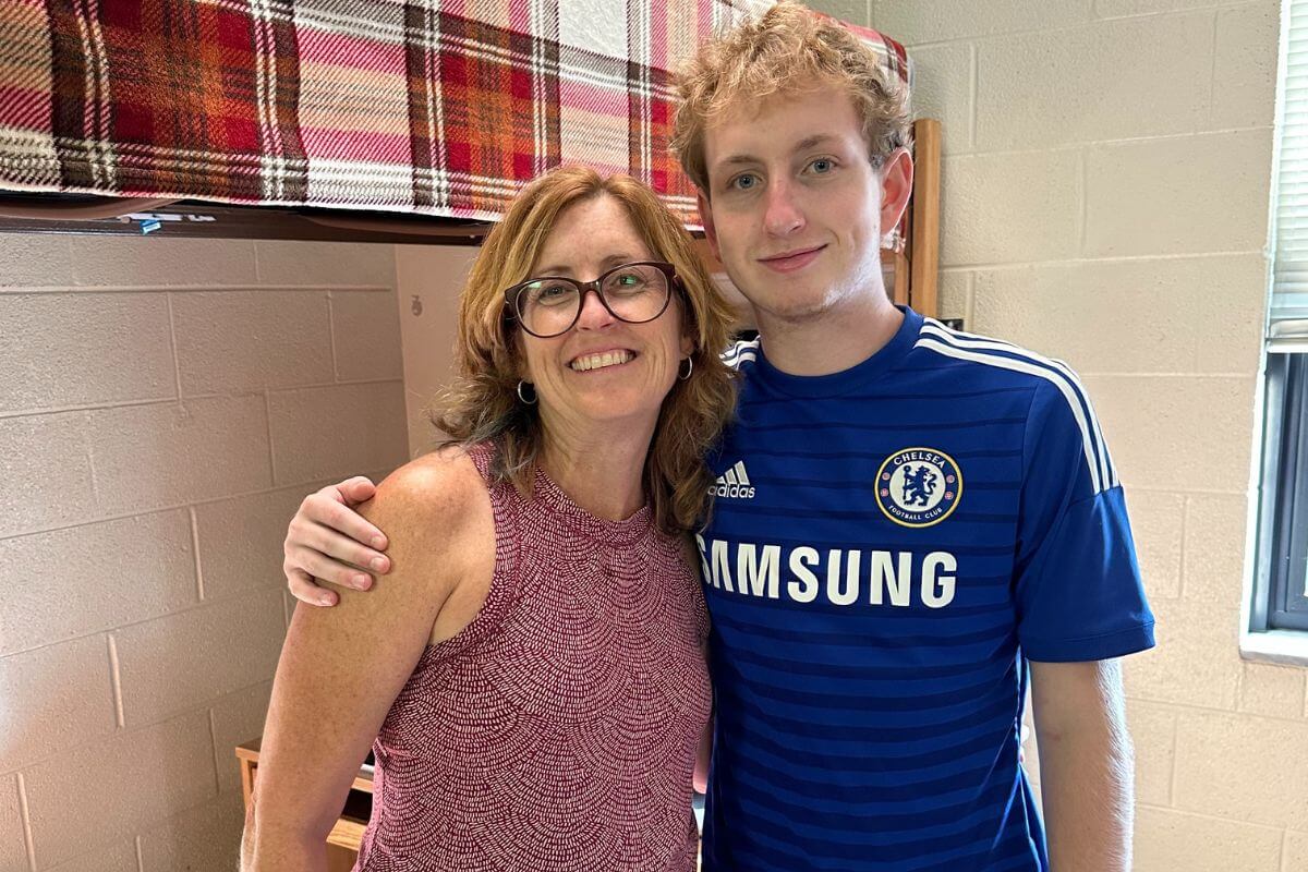 Photo of Reeves Buecker '27 with his mom, Pam Russell Buecker '94.