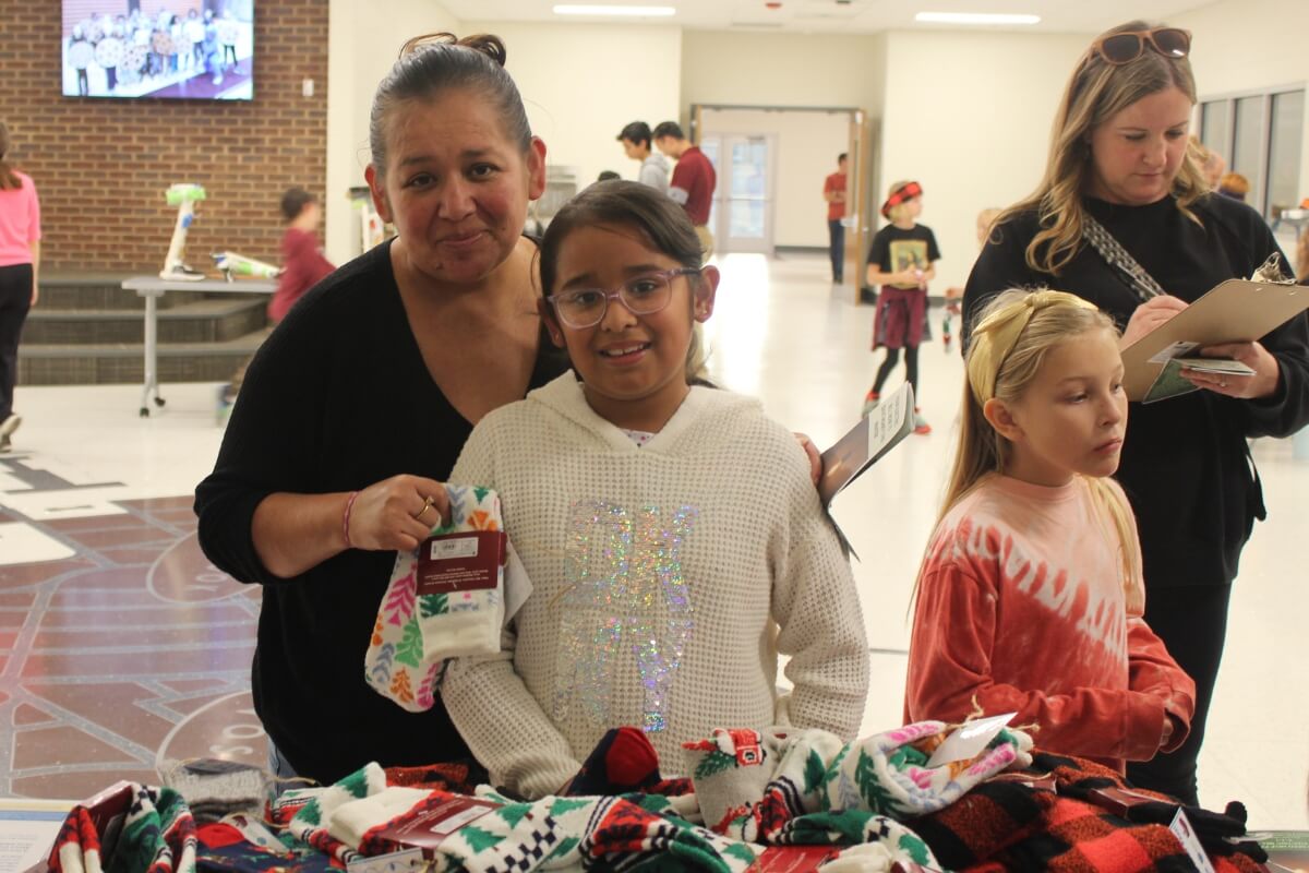 Photo of a mother and her daughter at Alcoa Intermediate School.