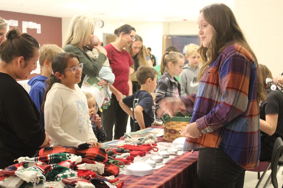 Photo of Lacey Hunter '24 talking to students