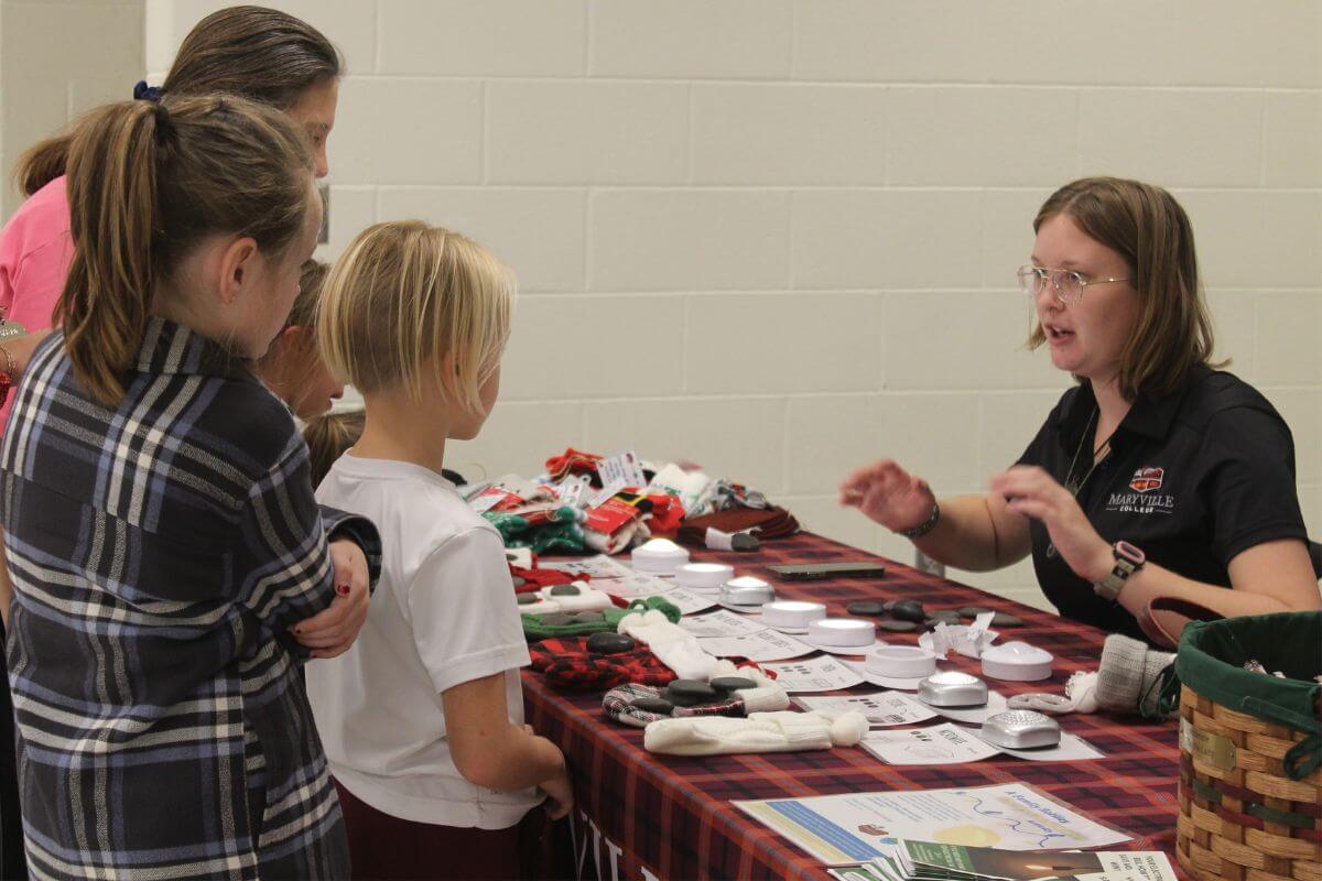 Photo of Catelee Crow '24 talking with students