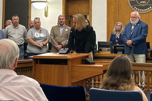 Photo of Steve Cope addressing the Blount County Commission audience