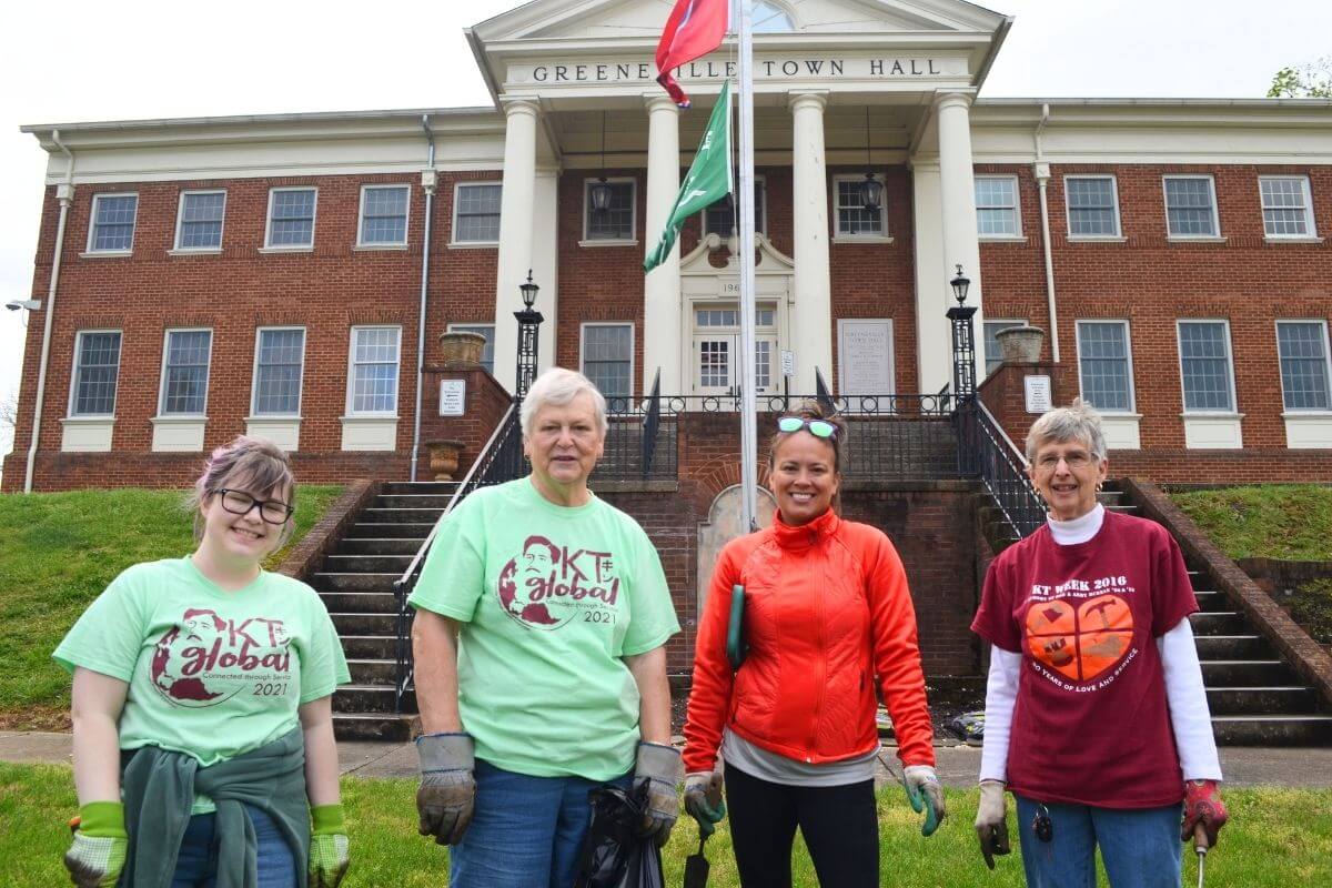 Photo of four Maryville College alumnae in front of the Greeneville Court House during KT Global 2022.