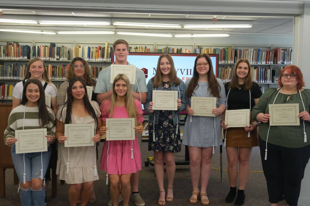 Photo of the Alpha Gamma Sigma honor society inductees at Maryville College for 2023