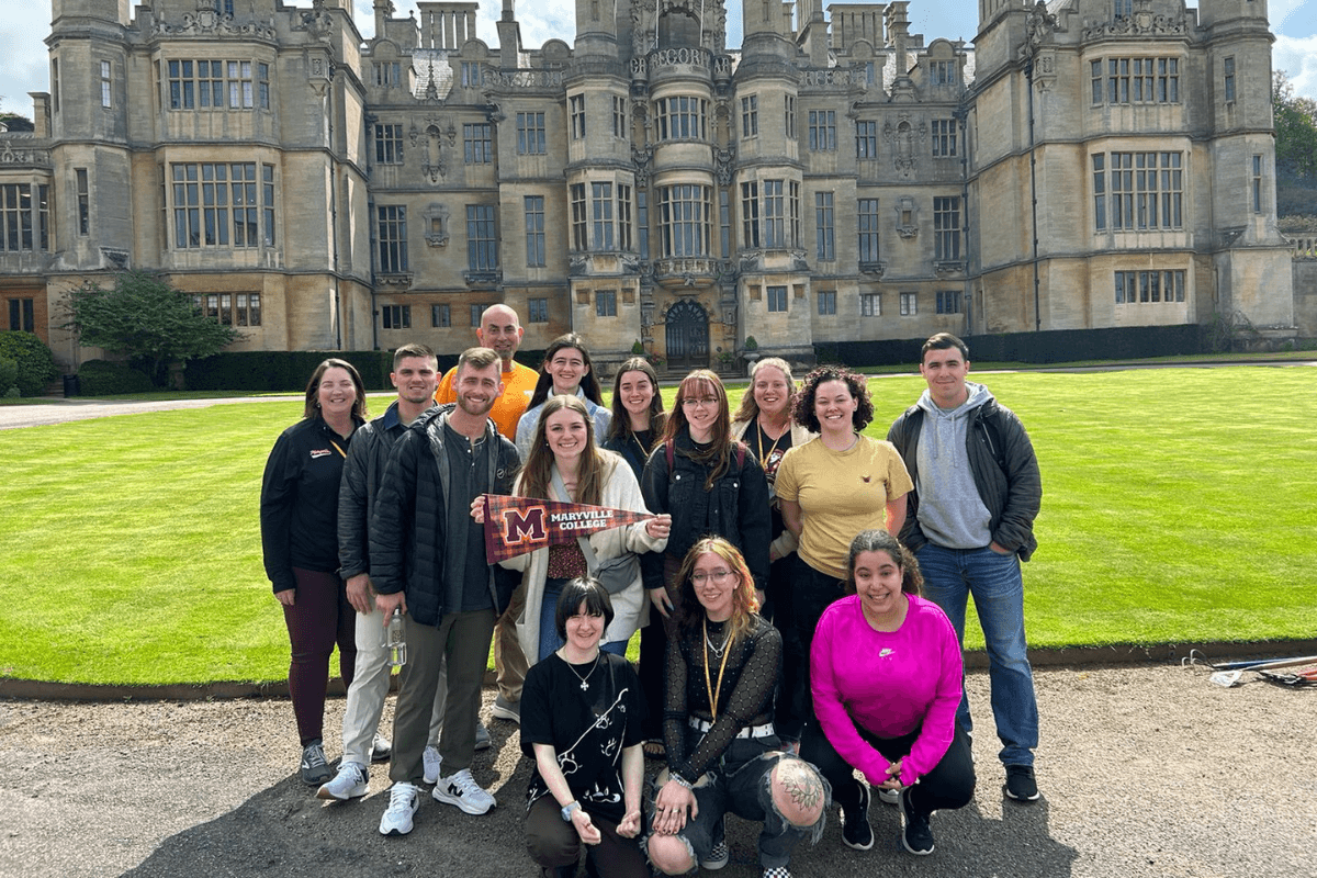 A group of Maryville College students standing in front of Harlaxton Manor in England.