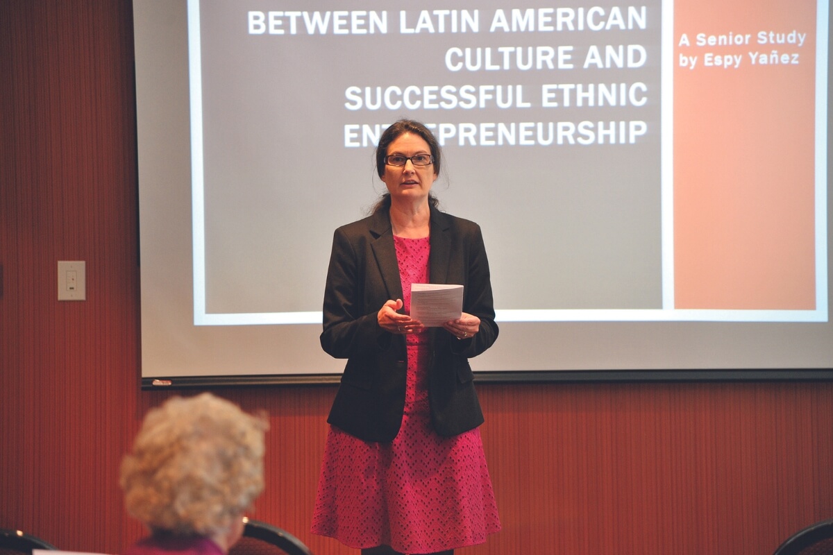 Photo of Dr. Jenifer Greene at the 2016 Undergraduate Research Symposium at Maryville College.