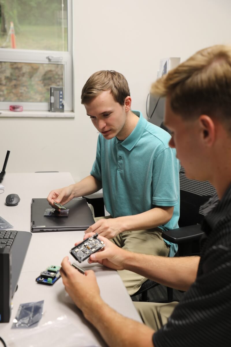Photo of two Maryville College interns to ORNL