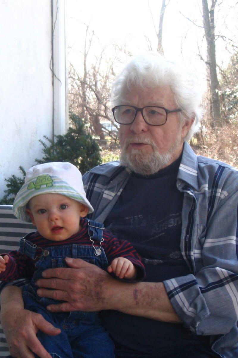 Photo of Samantha Mattox and grandfather James Arthur Akin '55