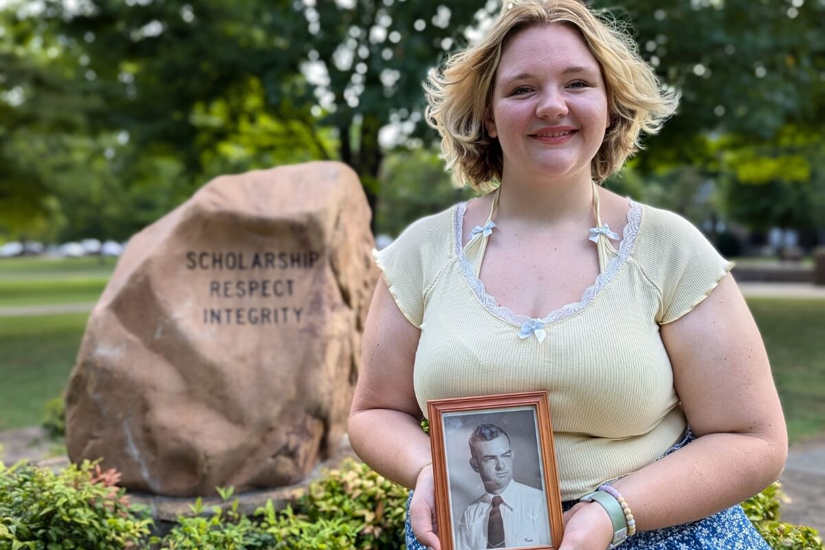 Photo of Maryville College legacy student Savannah Latham with great-grandfather O.B. Harris '76.