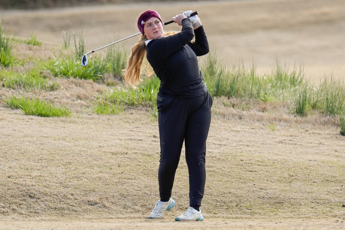 Photo of a Maryville College women's golf player taking a shot