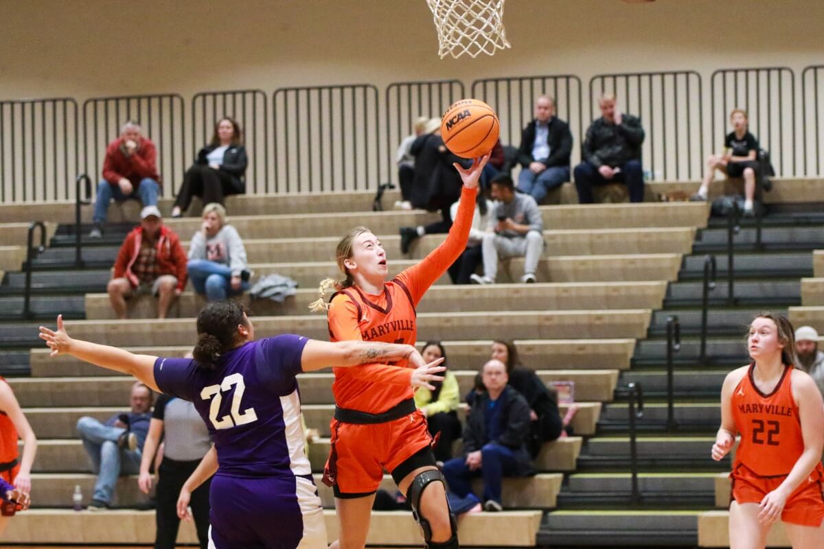 Photo of a Maryville College basketball player going up for a layup.