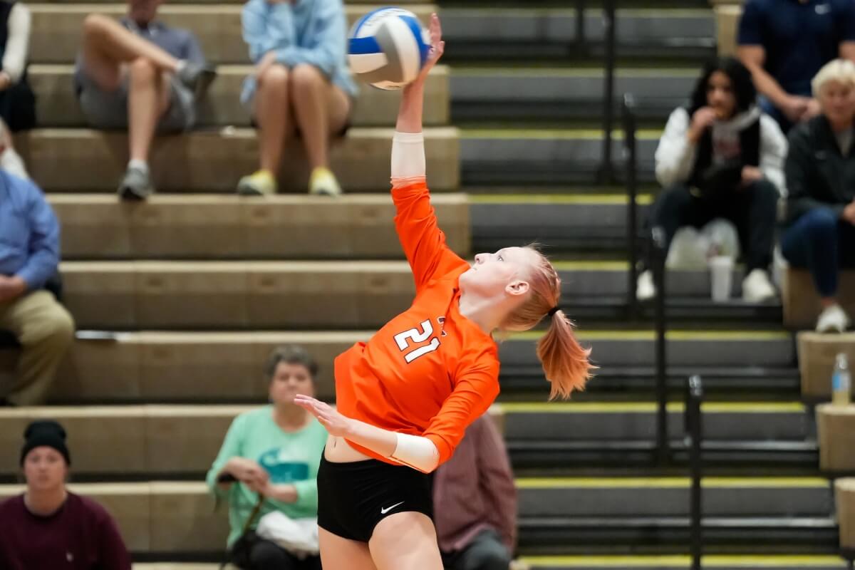 Photo of a Maryville College volleyball player.