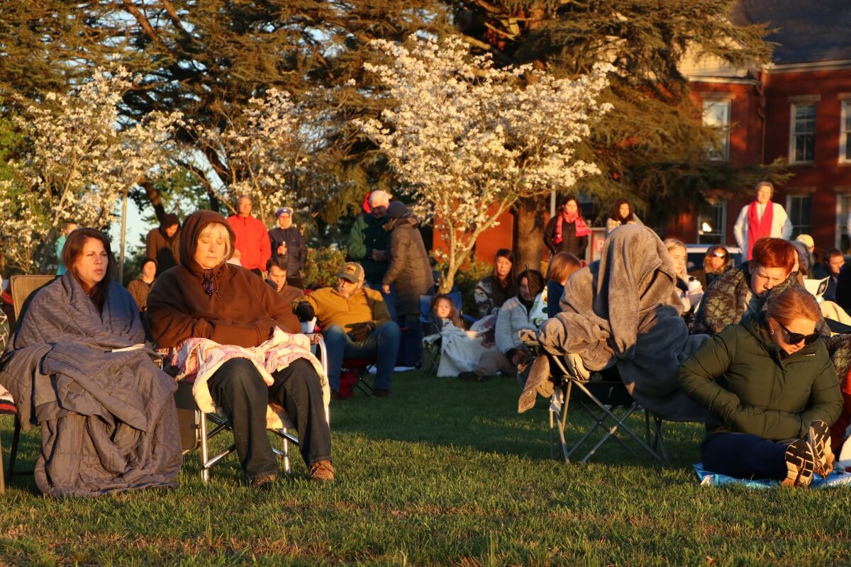 Photo of crowds gathered for the 2023 Easter Sunrise Service at Maryville College