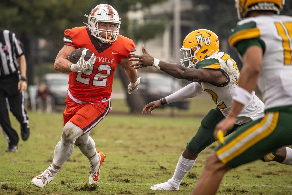Photo of a Maryville College running back carrying the ball