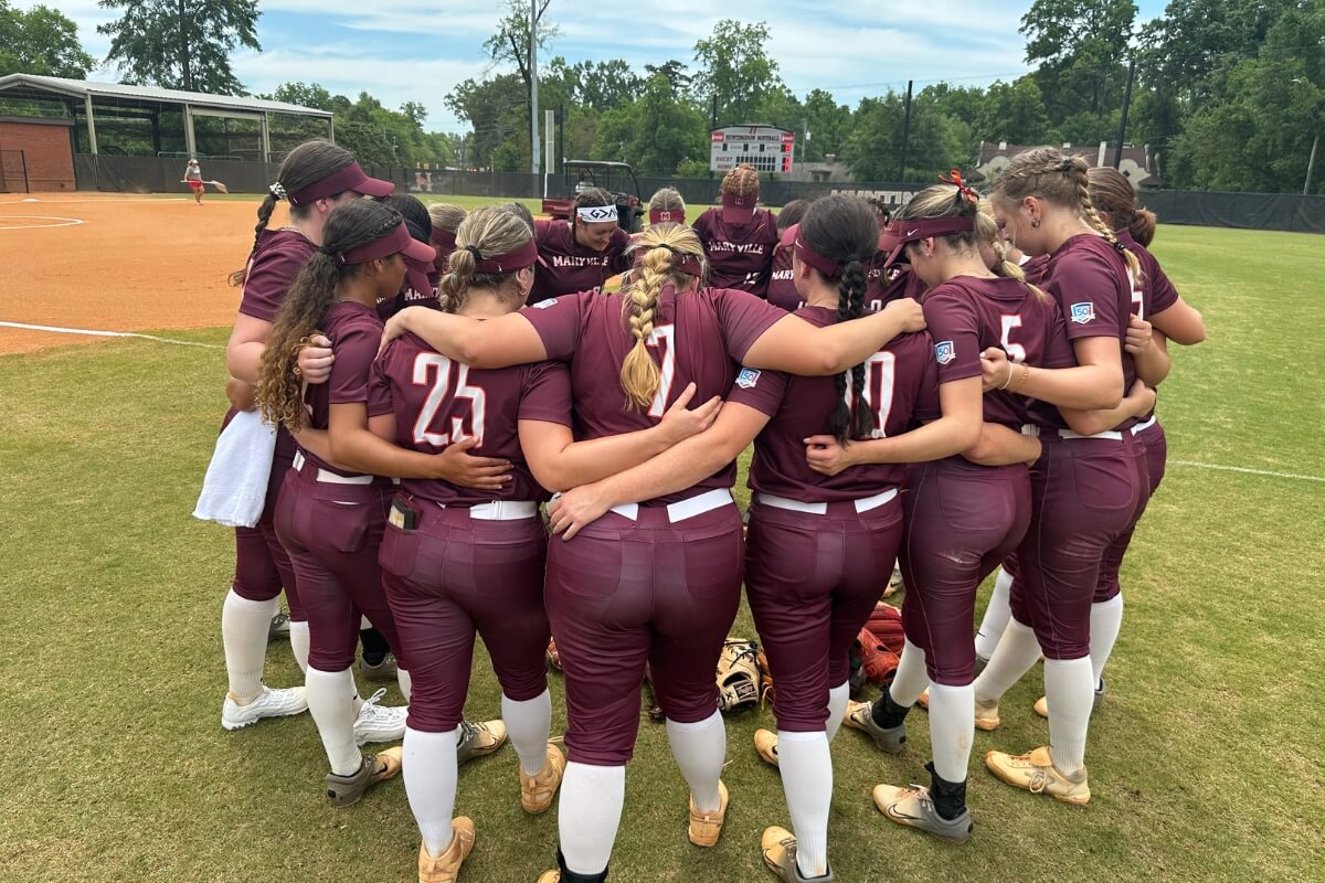 Photo of the Maryville College softball team huddled up