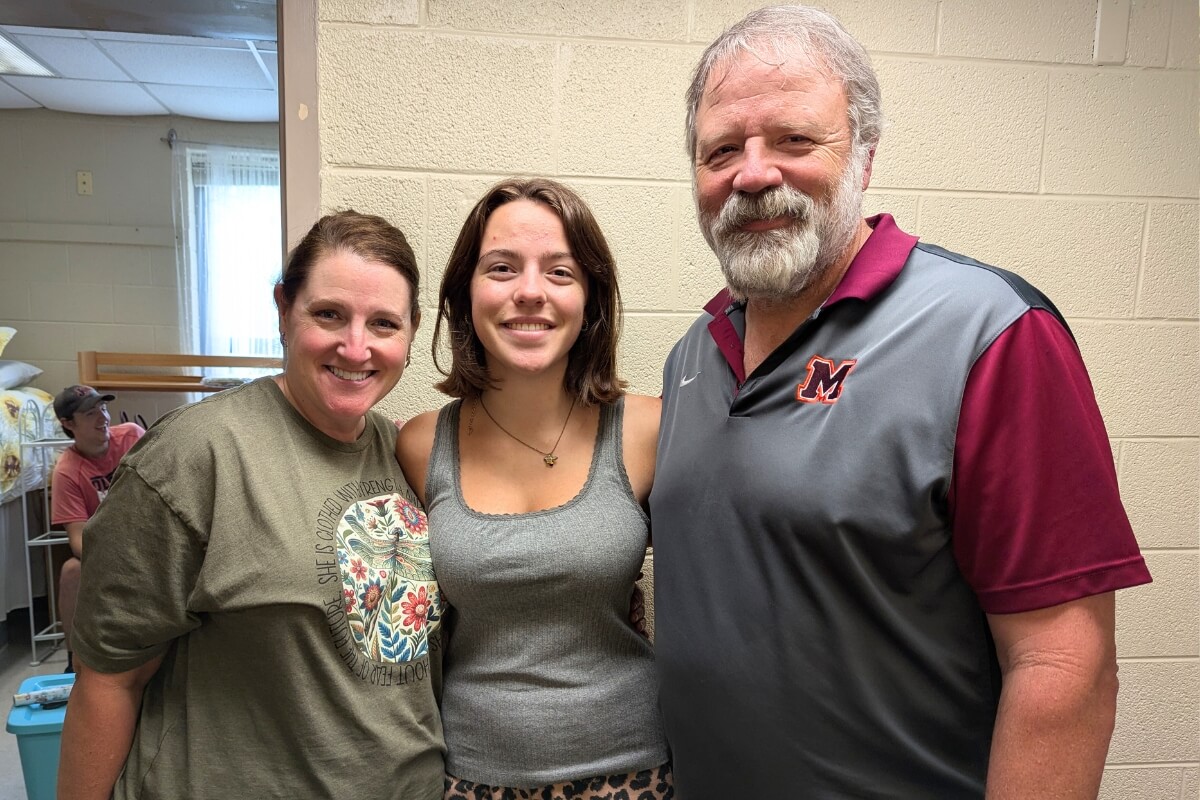 Photo of one of the new Maryville College legacy students, Bailey Wiggins, and her parents