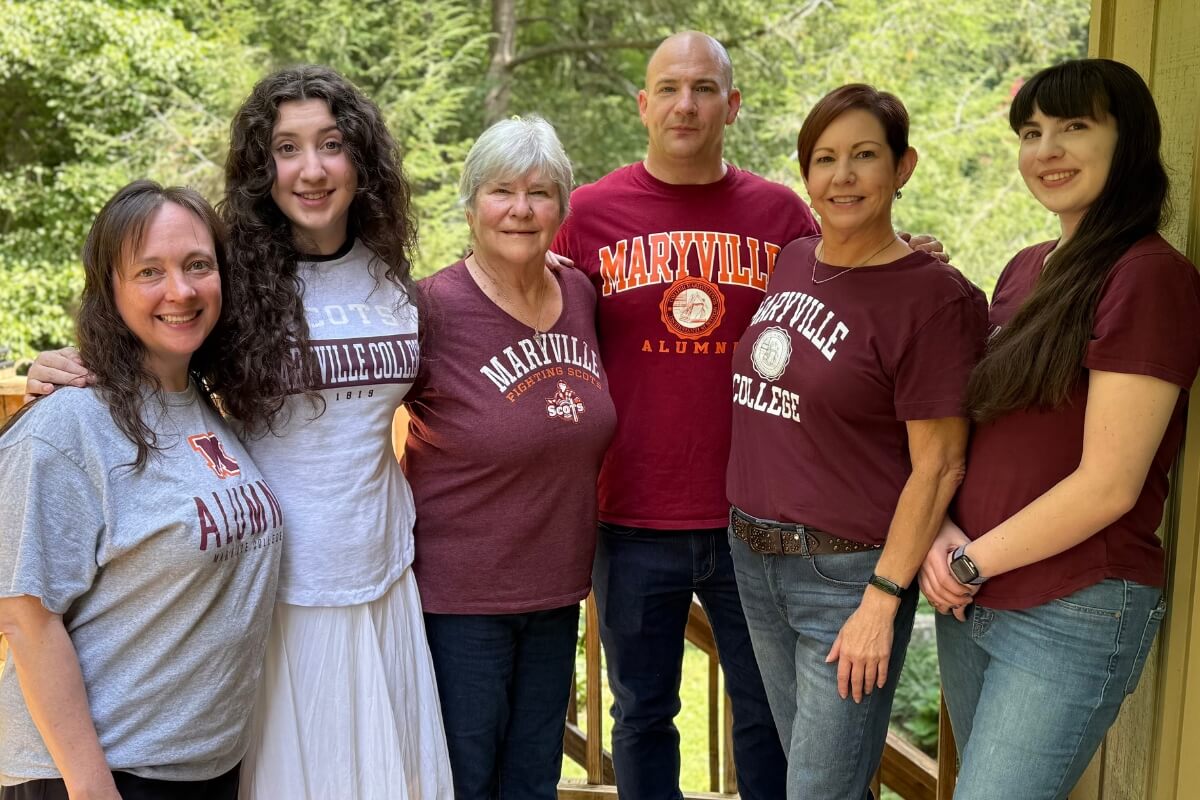 Photo of one of the new Maryville College legacy students, Maddie Yalove, and her family