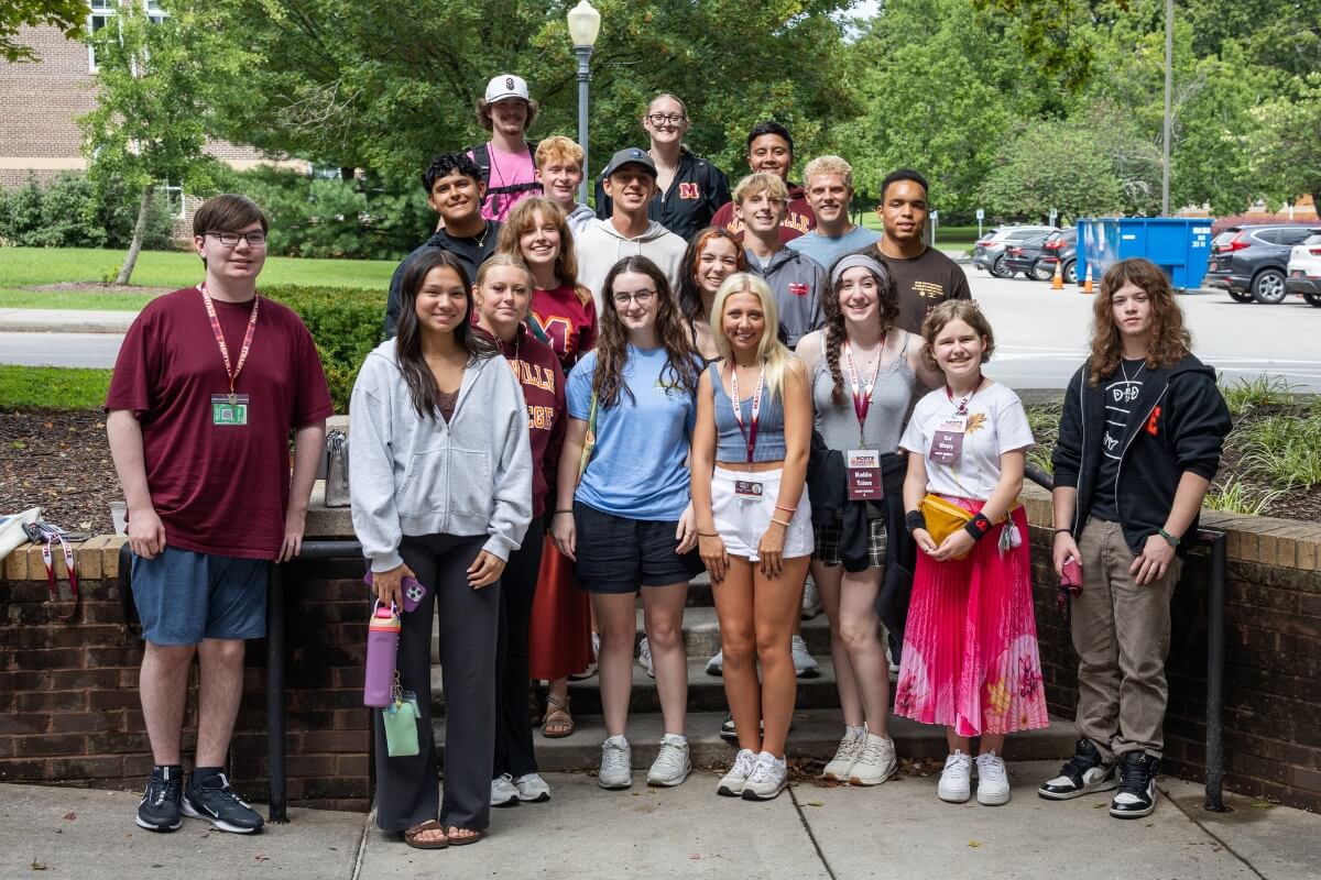 Photo of a group of new first-year students, including several Maryville College legacy students