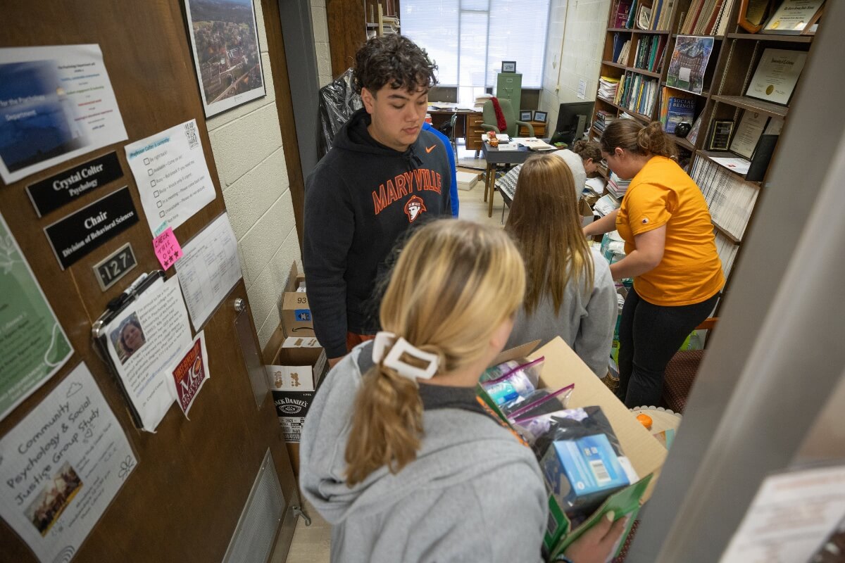 Photo of Maryville College students packing boxes as part of community engagement
