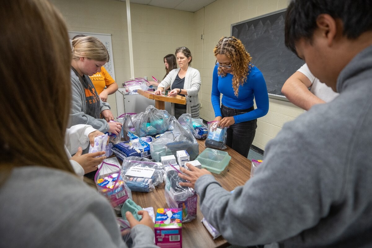 Photo of Maryville College students gathered for a community engagement project