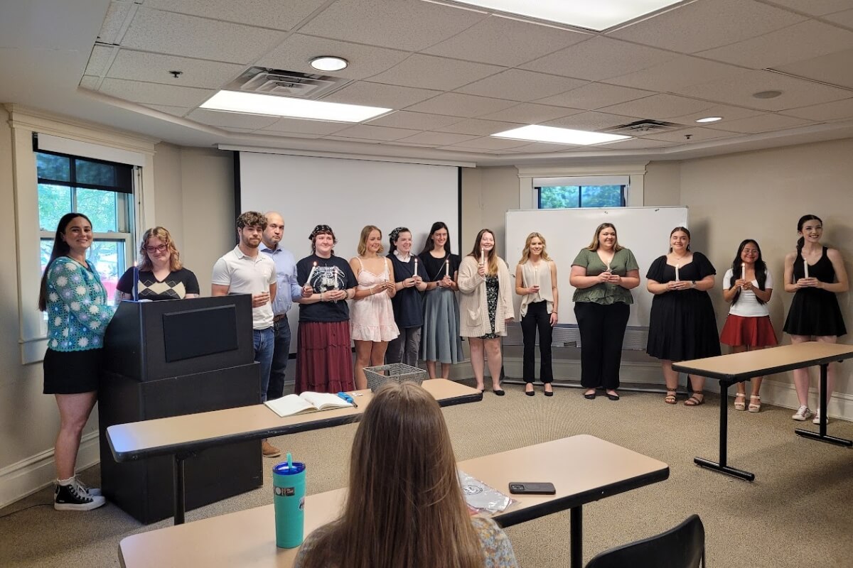 Photo of members of Psi Chi, one of the seven Maryville College honor societies, taking their oaths of induction.