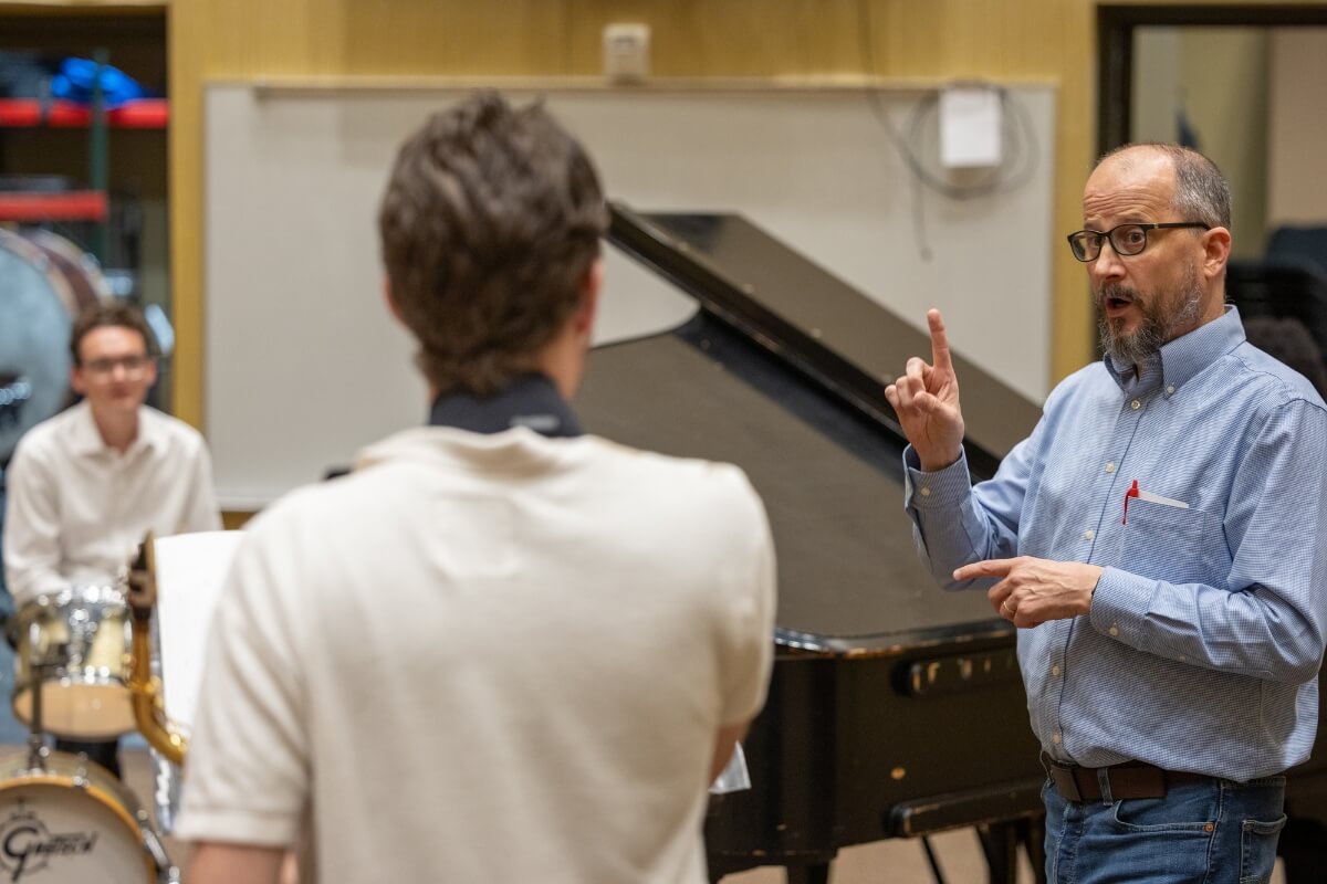 Photo of Dr. Bill Swann instructing a member of the Maryville College Jazz Band