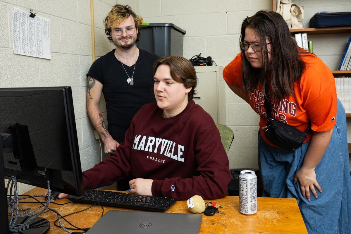 Photo of Dr. Jeff Kelly and two Maryville College students, Clayton Tuggle and Sami Sasinouski, who are Ledford Scholars