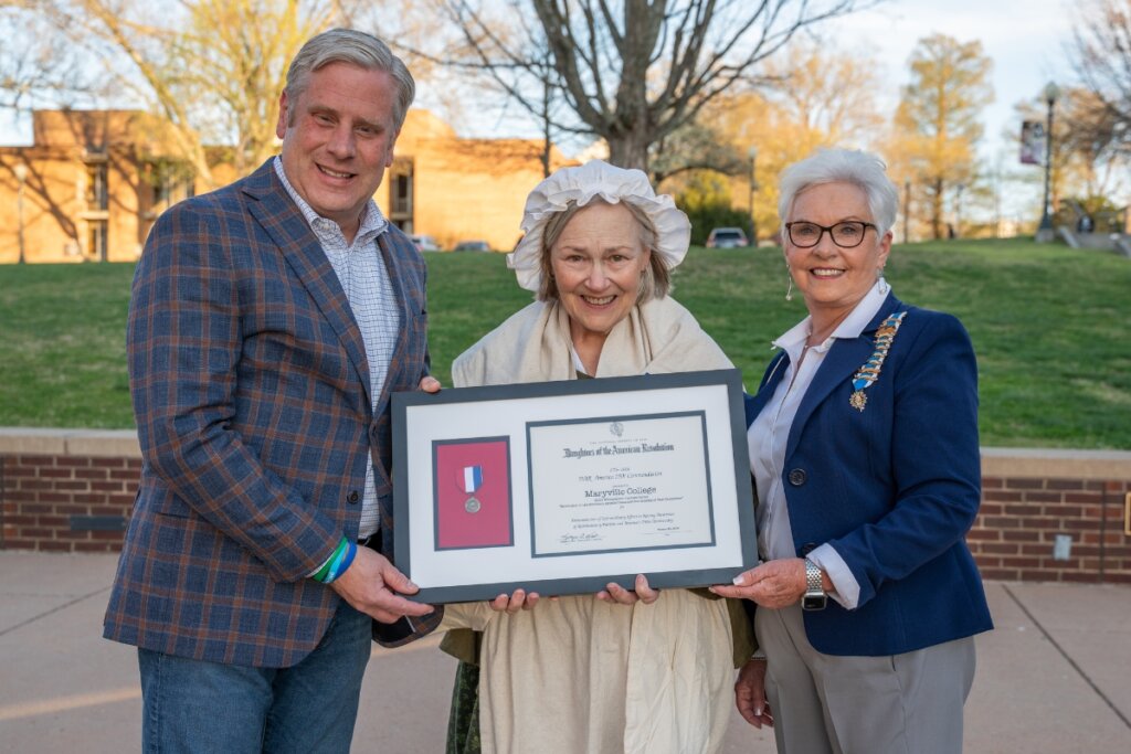 Photo of DAR representatives presenting Maryville College president Bryan Coker with an award