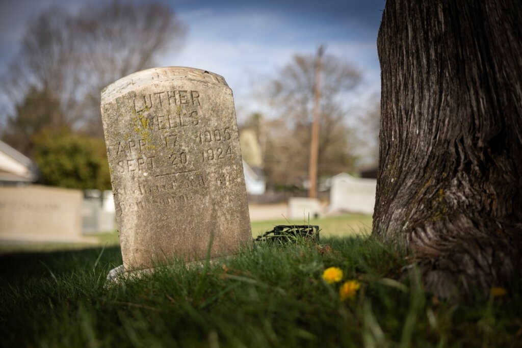 Photo of a headstone in a cemetery