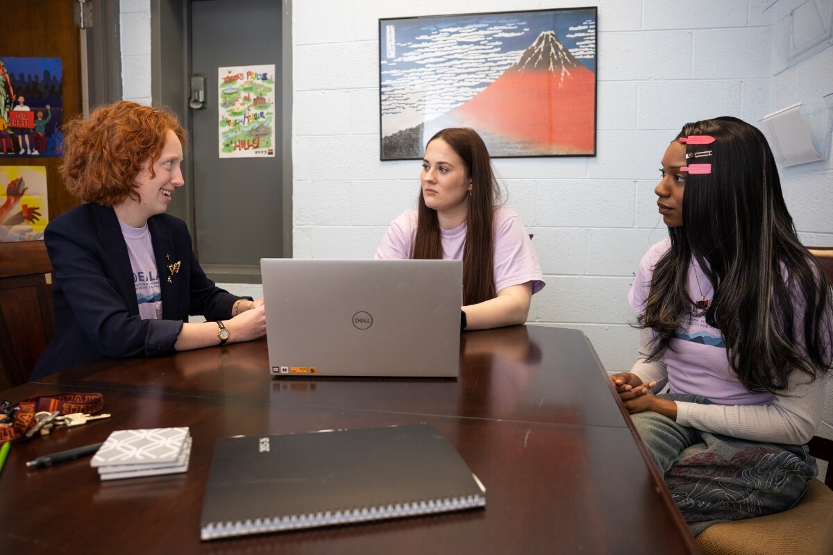 Photo of Dr. Tess Ann Simpson with Annie Melhorn '26 and Sol Robinson '27 discussing the Maryville College DEATH study.